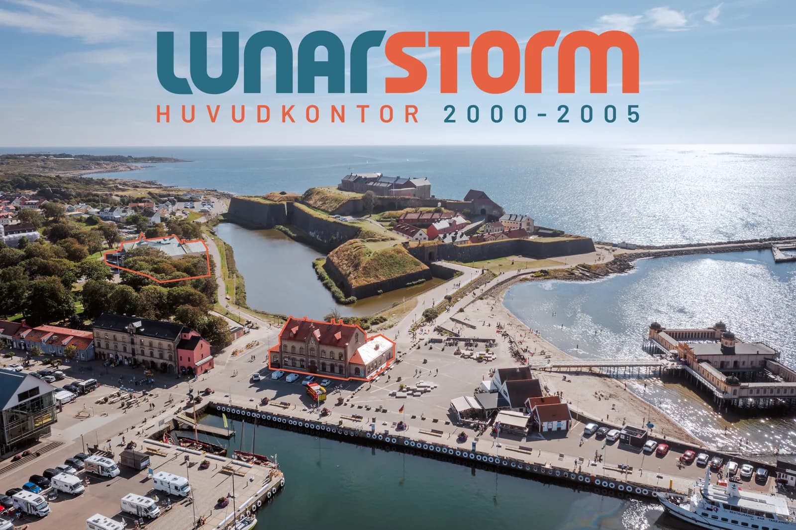 Flygfoto: ”LunarStorm HUVUDKONTOR 2000–2005”, Varbergs hamn (gjord 2023)