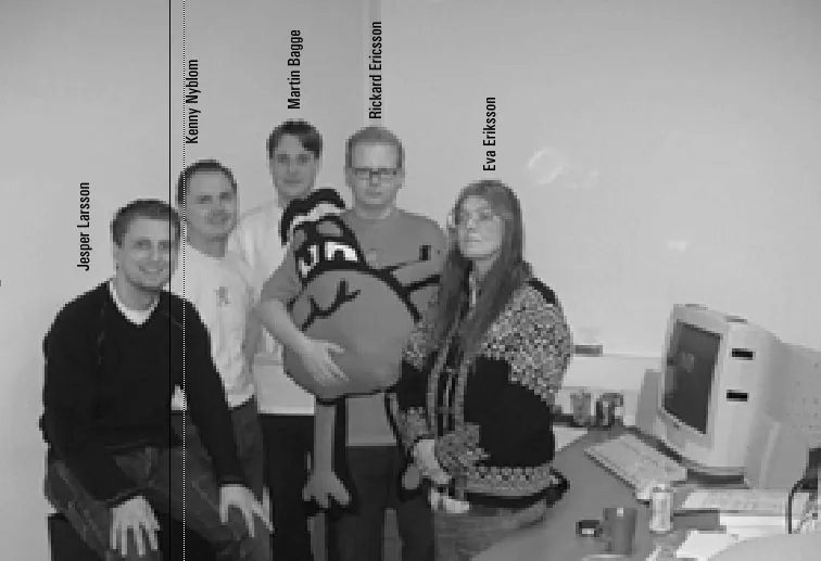 Svartvit gruppbild av teamet med Bjarne-dockan