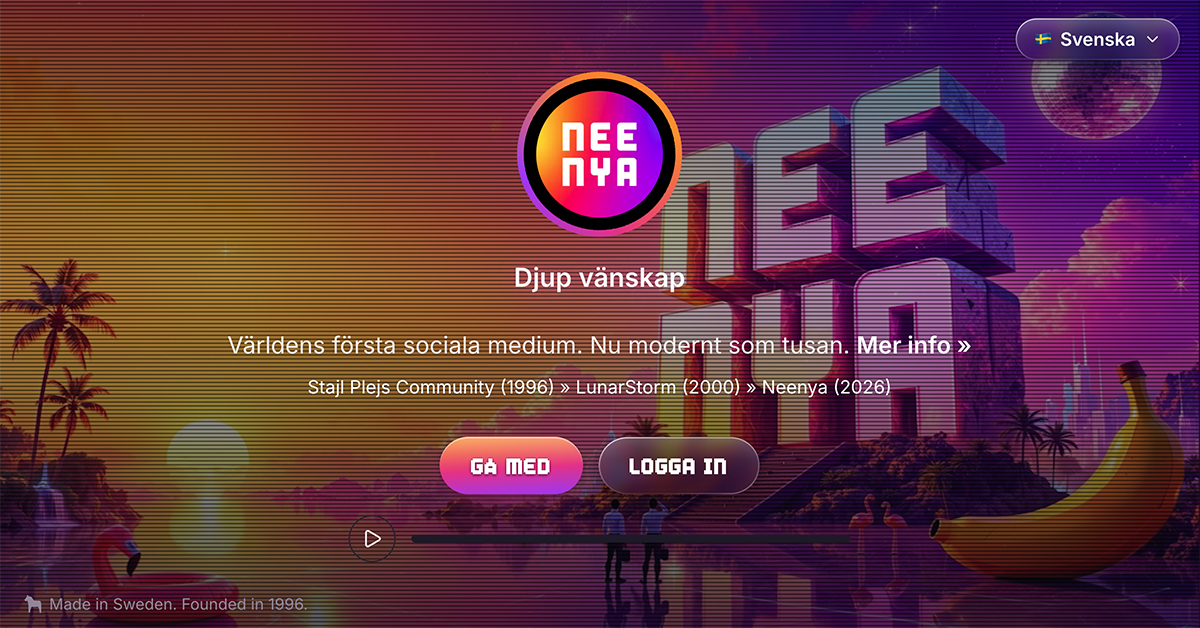Startsidan på neenya.com: Neenya-loggan och tagline Djup vänskap framför ett retrofuturistiskt landskap med en jättelik Neenya-skulptur, palmer, en flamingo och en banan i solnedgång.